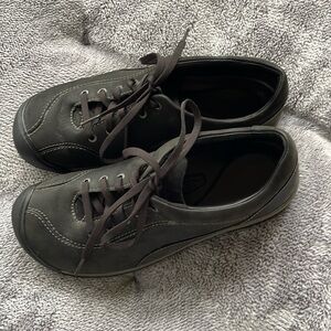 Keen Presidio shoes. Size 9